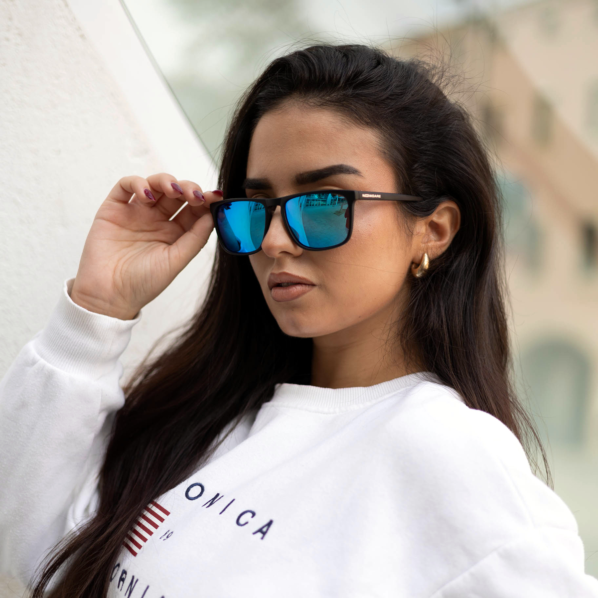 Sé audaz con las gafas Miami NowDare: Estilo y protección en cada aventura. Chica luciendo las gafas de sol Miami NowDare, un modelo atrevido y lleno de estilo.