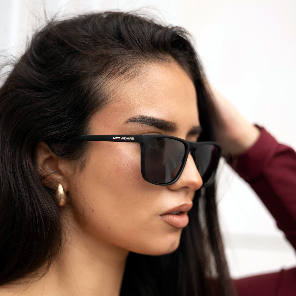 Lleva el estilo Tokio NowDare: gafas de sol para quienes se atreven. Chica con gafas de sol Tokio NowDare, reflejando un estilo atrevido y urbano.