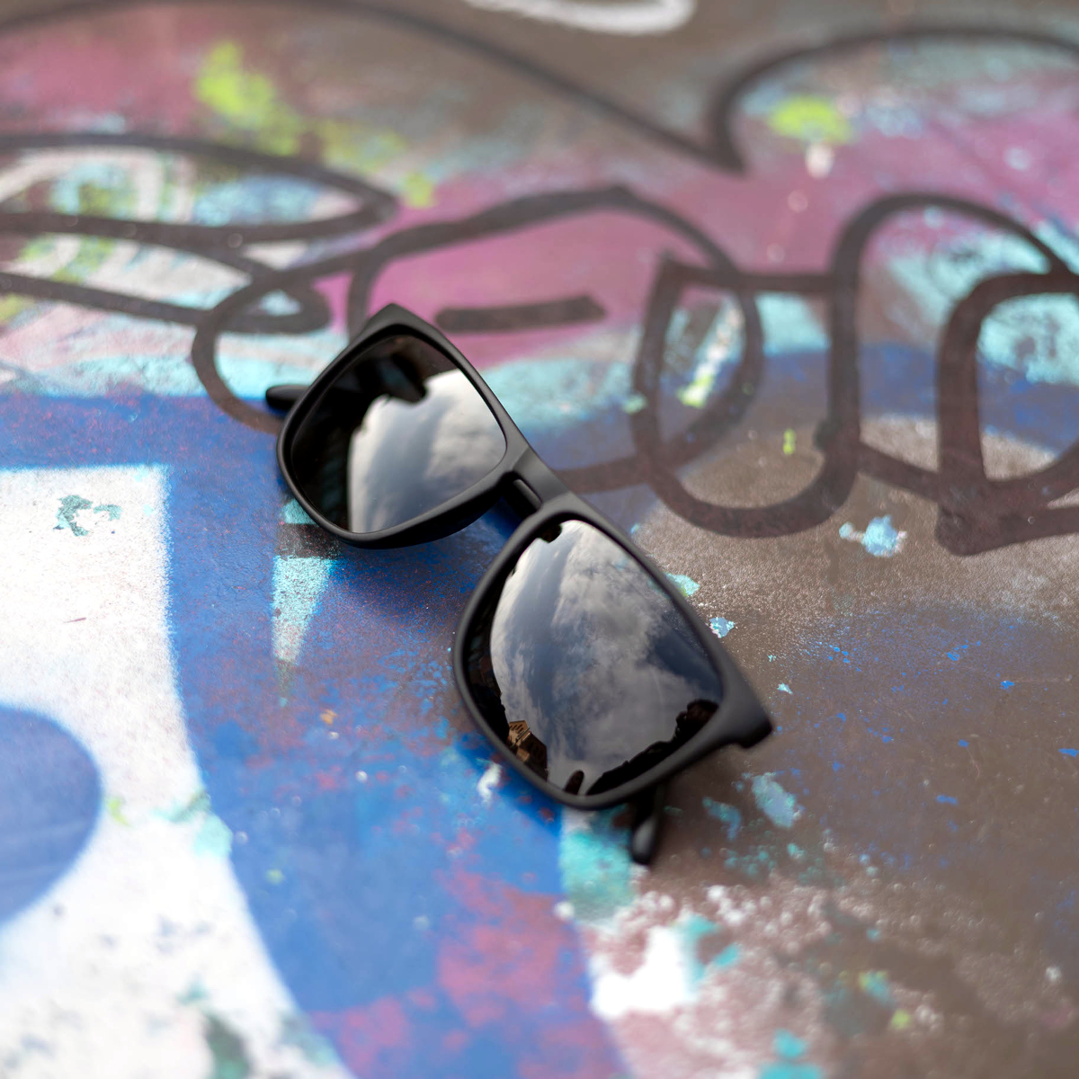 Detalles de Tokio NowDare: diseño ligero, lentes polarizadas y máxima protección. Primer plano de las gafas Tokio NowDare, destacando su diseño resistente y moderno.