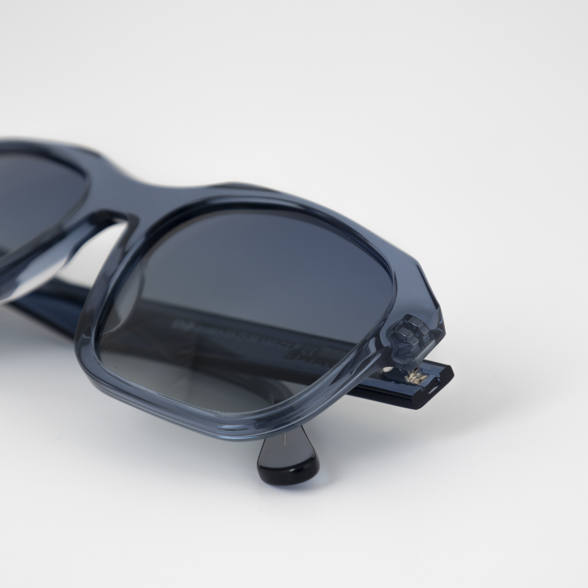 Detalles de las gafas Ibiza NowDare – Estilo y protección Gafas de sol Ibiza NowDare en el suelo, diseño en detalle y cuidado