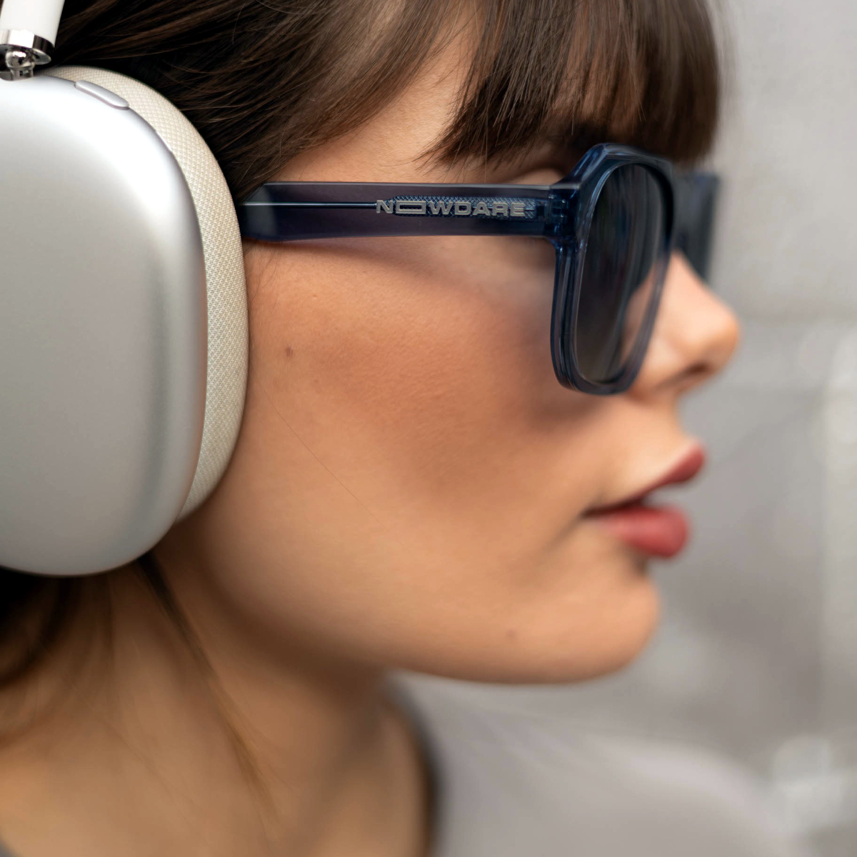 Gafas de sol Ibiza NowDare en acción Chica con gafas de sol Ibiza NowDare, estilo y actitud atrevida